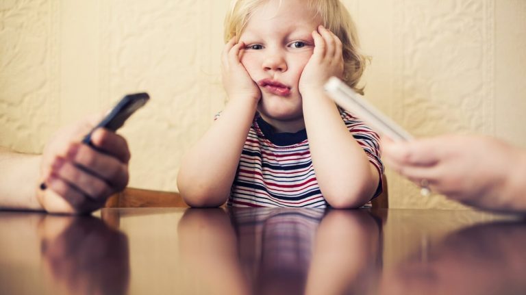 La vostra dipendenza dal cellulare fa male a vostro figlio
