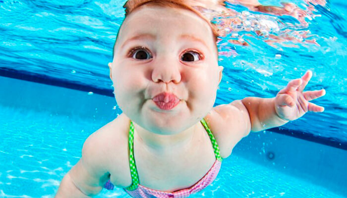 Bambino in piscina: la stimolazione acquatica