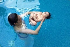 11 benefici della stimolazione acquatica per i bebè