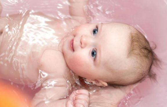 Prendersi cura del neonato: il bagnetto