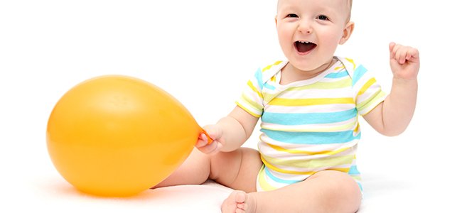 Quando si stimola il bambino a stare seduto, prima dei 5 mesi è consigliabile usare un sostegno.