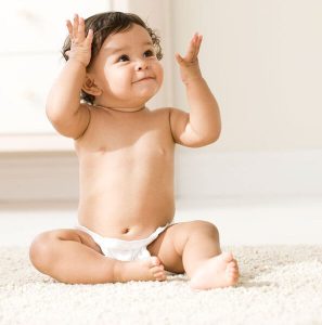 Far sedere il bebè: quando è raccomandabile iniziare a farlo?