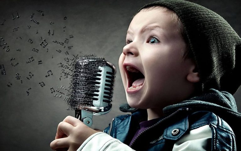 Quando vostro figlio canta, il suo cervello si attiva in modo particolare