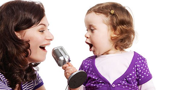 Mamma e figlia cantano insieme