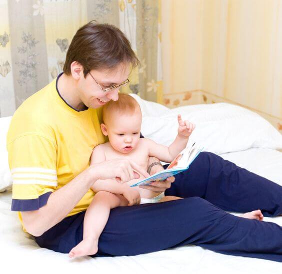 Padre che legge al figlio
