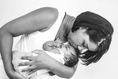 Una mamma che coccola il suo bambino