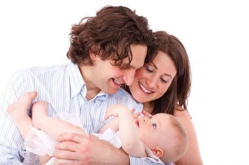 Una mamma e un papà che cullano un bellissimo bambino