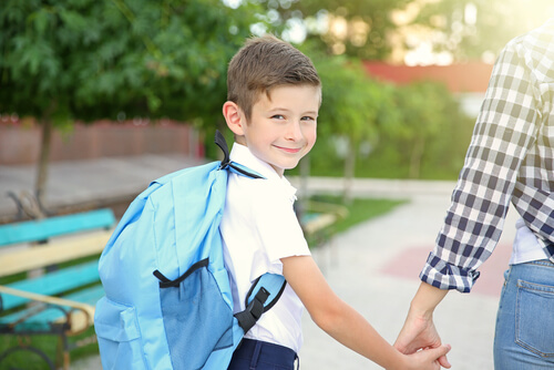 Bambino con lo zaino va a scuola