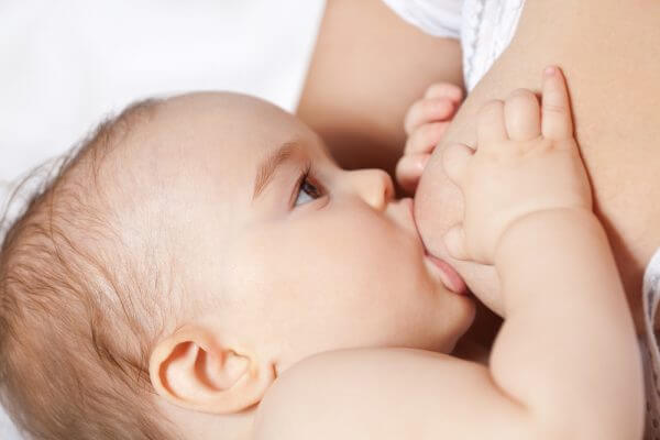 Dolore ai capezzoli mentre il bambino succhia