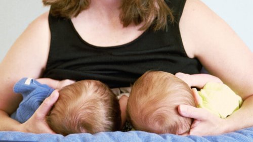 Donna e allattamento in tandem