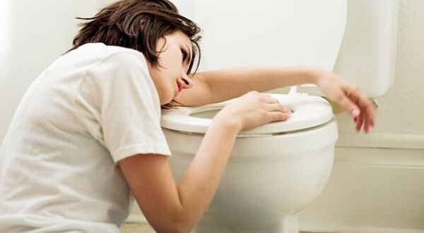 Donna incinta che vomita