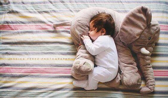 E meglio far dormire al buio i bambini.
