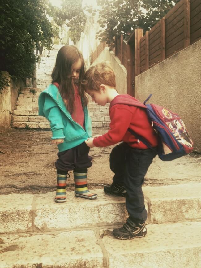 Fratello aiuta la sorella a chiudere la felpa