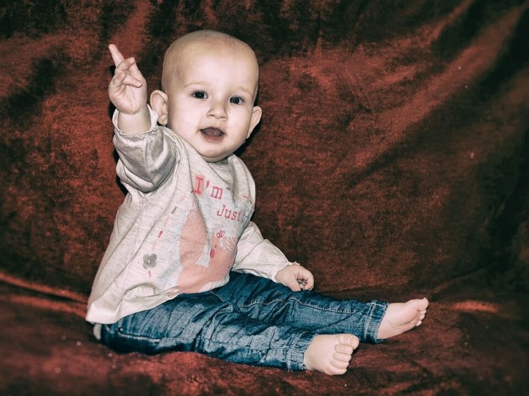 Neonato indica con il dito alzato