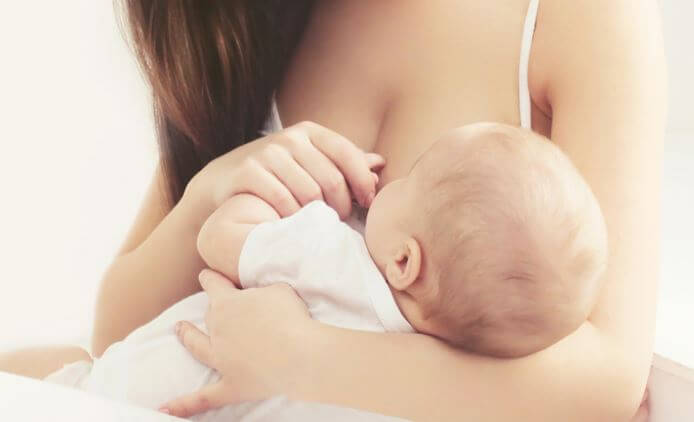 Prendersi cura del bambino appena nato: allattarlo