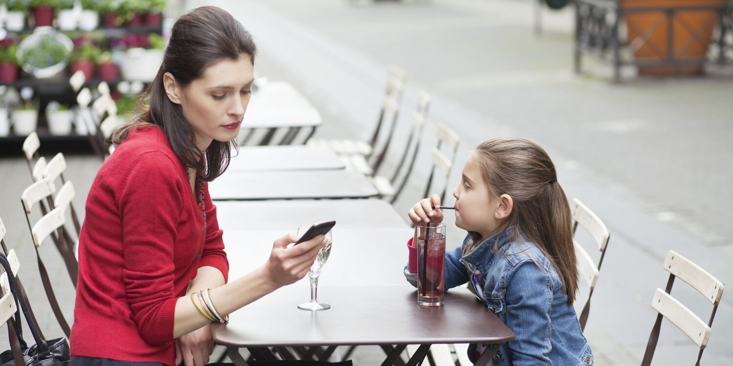 La dipendenza dal cellulare ci impedisce di ascoltare i nostri figli