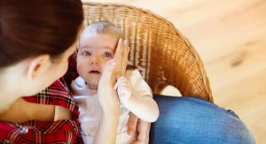 Il momento in cui il bebè vi cade a terra per la prima volta