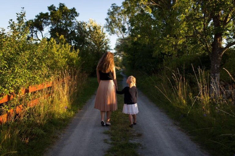 Madre e figlia passeggiano insieme
