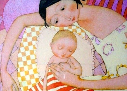 Mamma dorme con il suo bambino perché sia staccato dalla paura