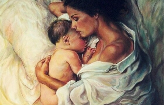 Mamma abbraccia il figlio tanto desiderato