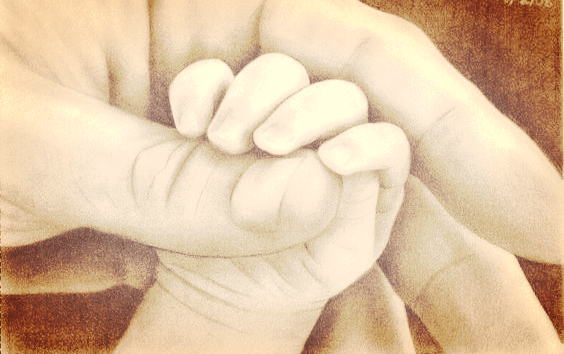 Una piccola mano stringe il dito della mamma