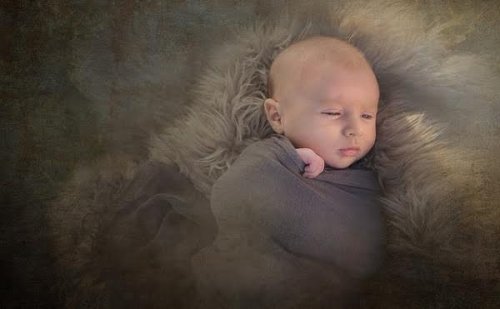 Neonato avvolto in una coperta