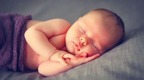 Neonato che dorme senza coperte