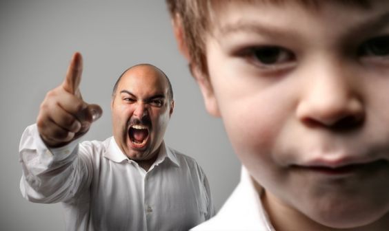 Tra i genitori tossici ci sono quelli manipolatori