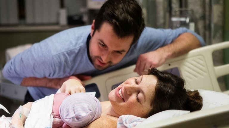 mamma e papà con bimbo appena nato