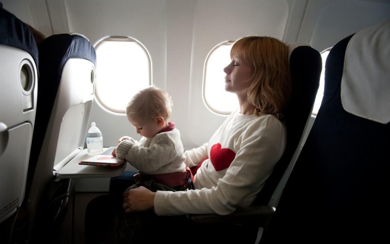Viaggiare con un neonato: come prendervi cura del bebé quando siete in viaggio