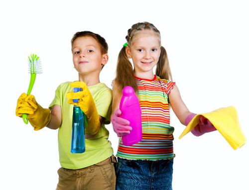 I figli aiutano a fare le pulizie