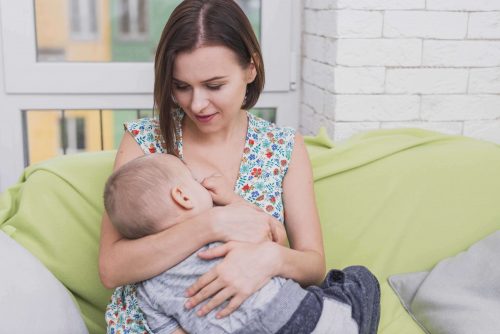 Pro e contro dell’allattamento materno