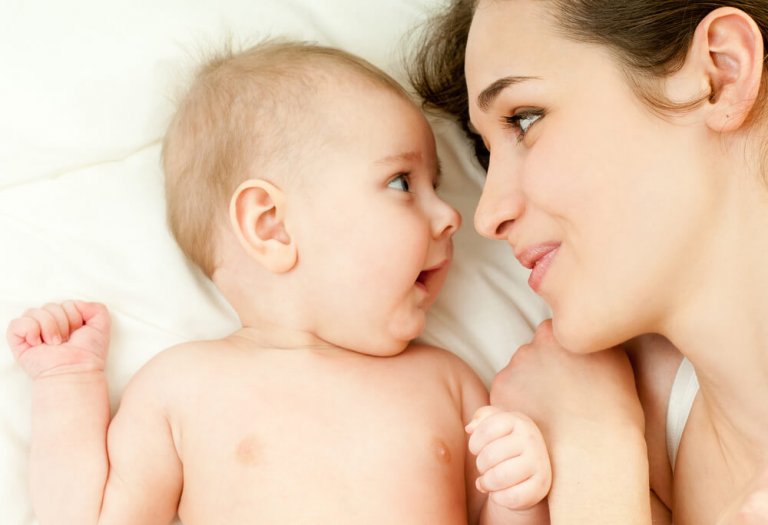Mamma e bambino sorridono vicini
