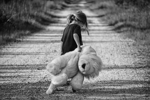 L'abbandono emotivo infantile crea ferite che è difficile curare
