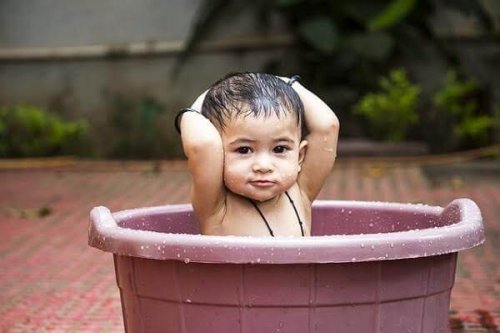 Bambino che fa il bagno