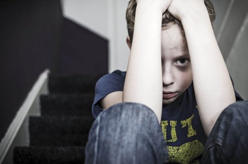 Picchiare i bambini mina la loro autostima e li fa sentire deboli e indifesi