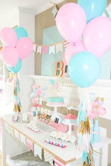 Festa di battesimo con torta e palloncini