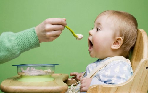 All'ottavo mese di vita, il bambino mangerà quattro volte