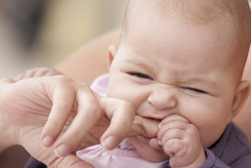I bambini mordono durante la dentizione