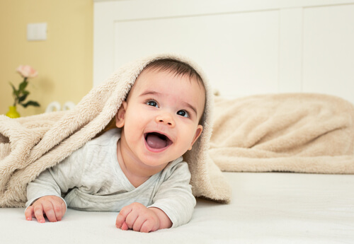 All'ottavo mese di vita, il bambino spalanca le braccia per essere preso