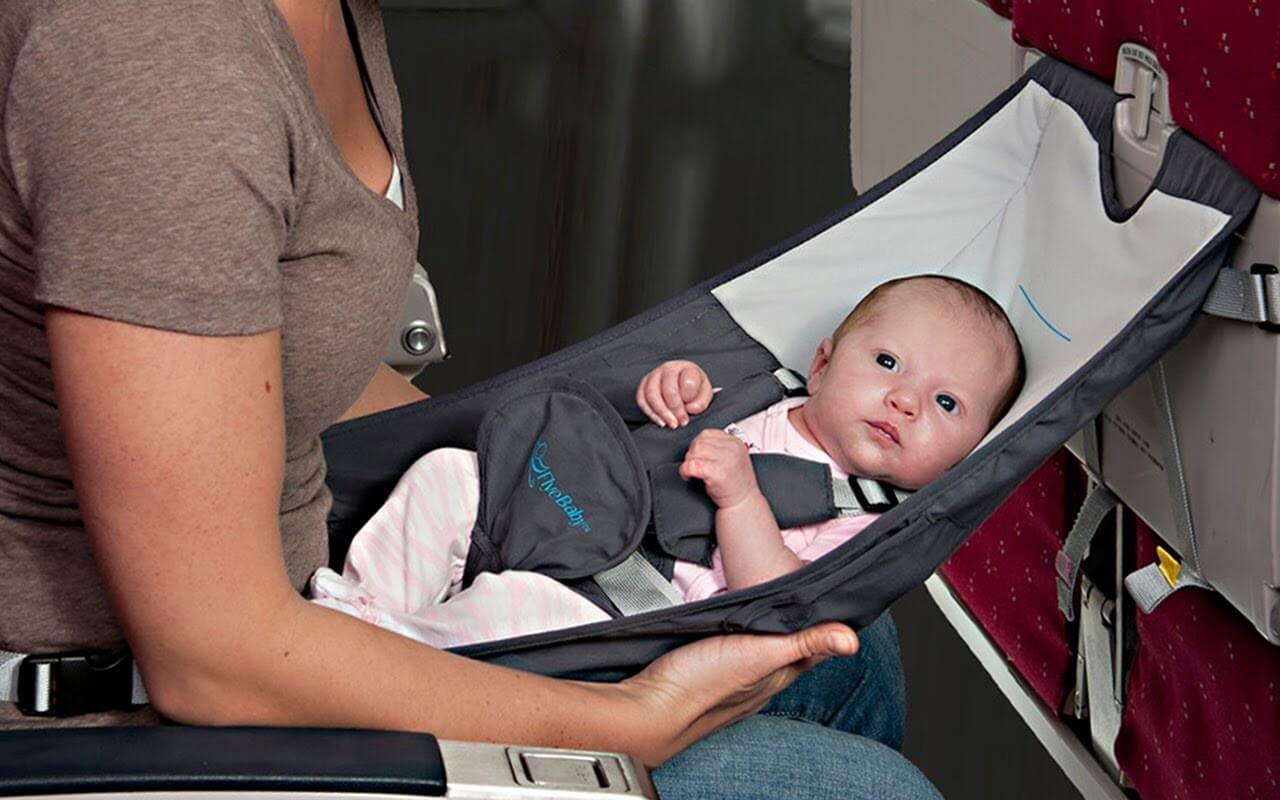 Per viaggiare con un neonato è importante prendersi cura della sua sicurezza