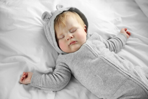 Bambino dorme nel suo letto