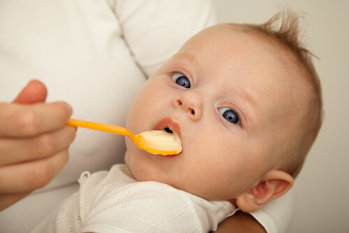 Come introdurre cibi solidi nella dieta del bebè?