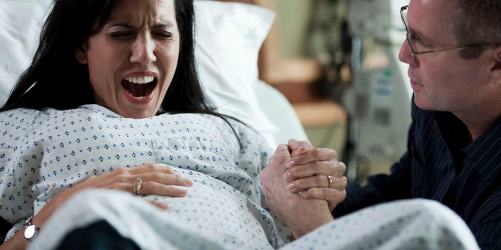 Donna sperimenta il dolore del parto