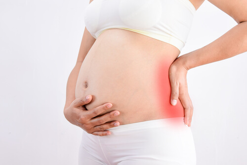 I bebè appoggiati sulla schiena possono provocare dei dolori ai fianchi