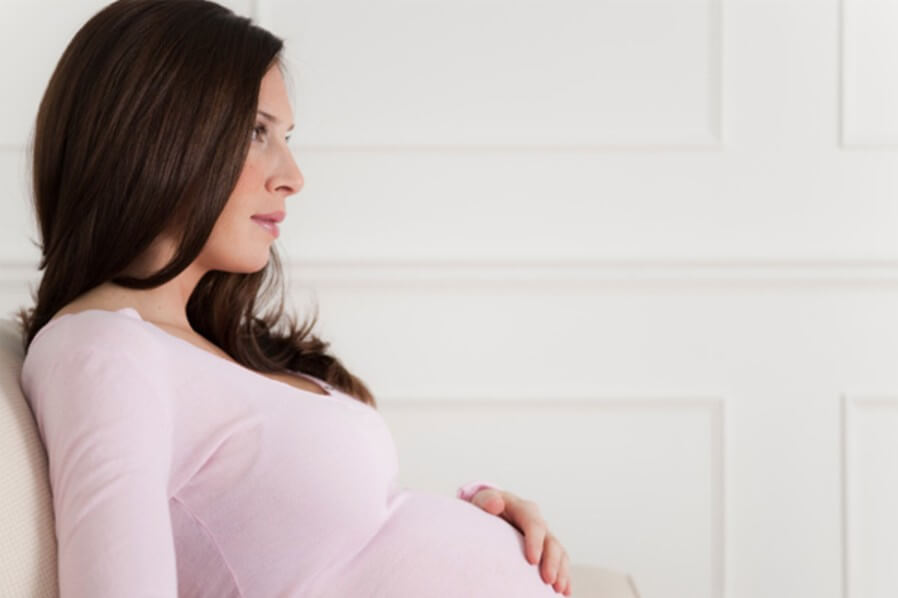 Donna incinta seduta