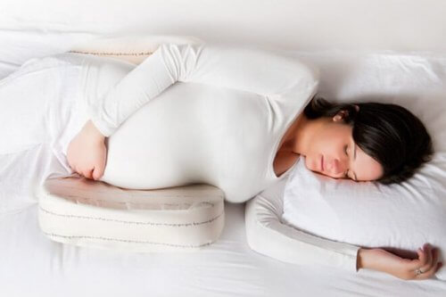 Sdraiarsi sul fianco sinistro è la postura per dormire in gravidanza maggiormente raccomandata