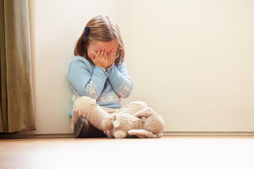 Prima di parlare con un bambino arrabbiato, è necessario calmarlo e tranquillizzarlo.