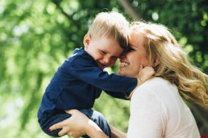 Carenze affettive nei bambini: 6 sintomi da riconoscere