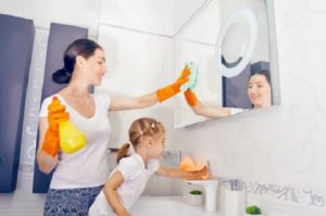Le faccende di casa che vostro figlio deve fare a seconda della sua età